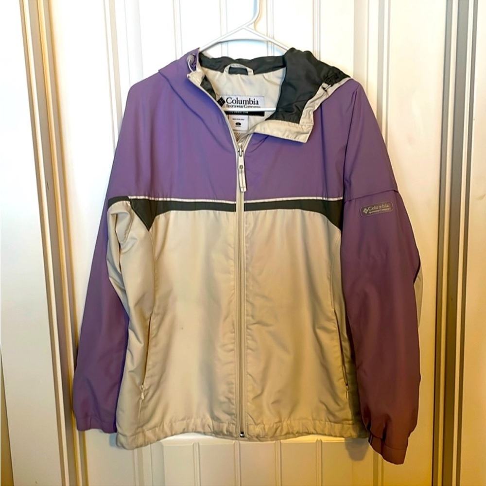 Large lightweight women’s Columbia jacket good condition. Women’s large.
